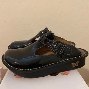 Alegria Clogs
